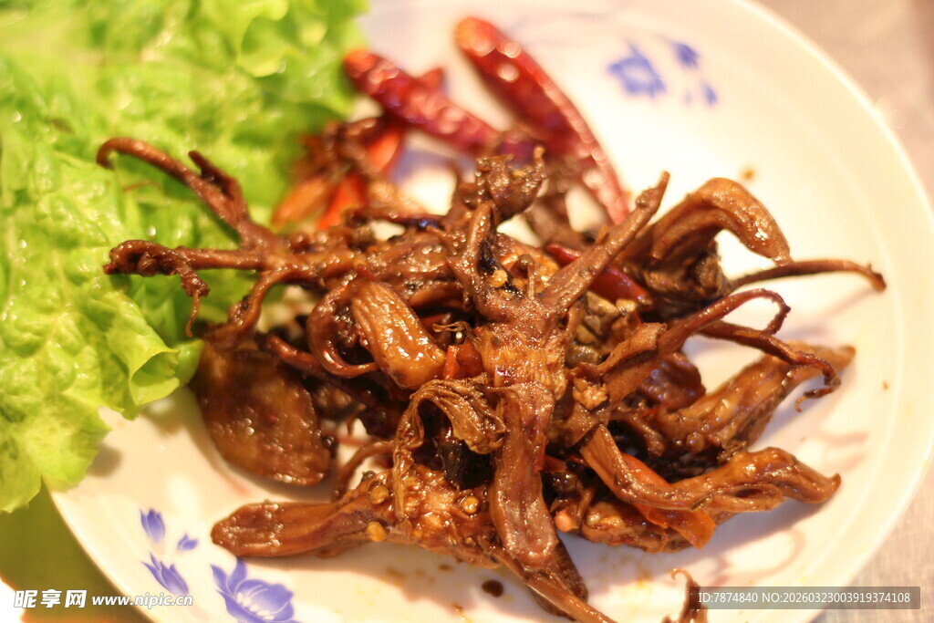 美味卤鸭舌摆盘精致