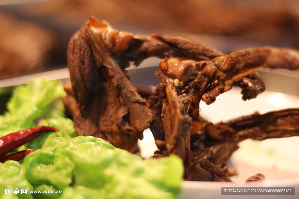 美味卤鸭架配清新蔬菜