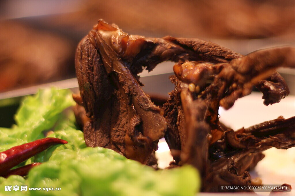 美味卤鸭架搭配新鲜蔬菜