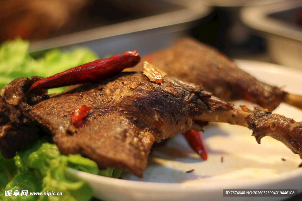 美味卤鸭配辣椒生菜