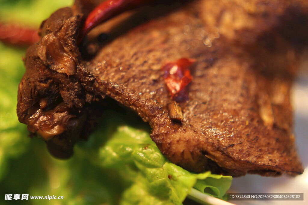 美味卤鸭腿配新鲜生菜