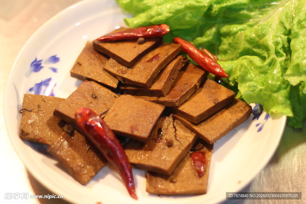 美味卤香豆干配辣椒生菜