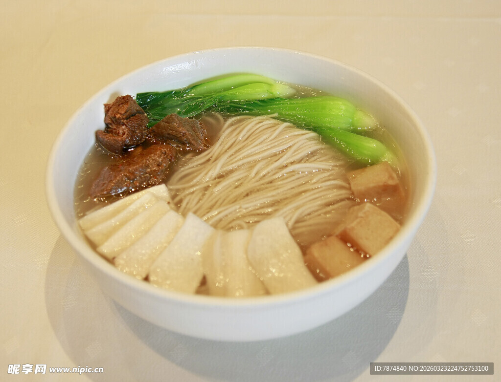 美味面条搭配多样食材