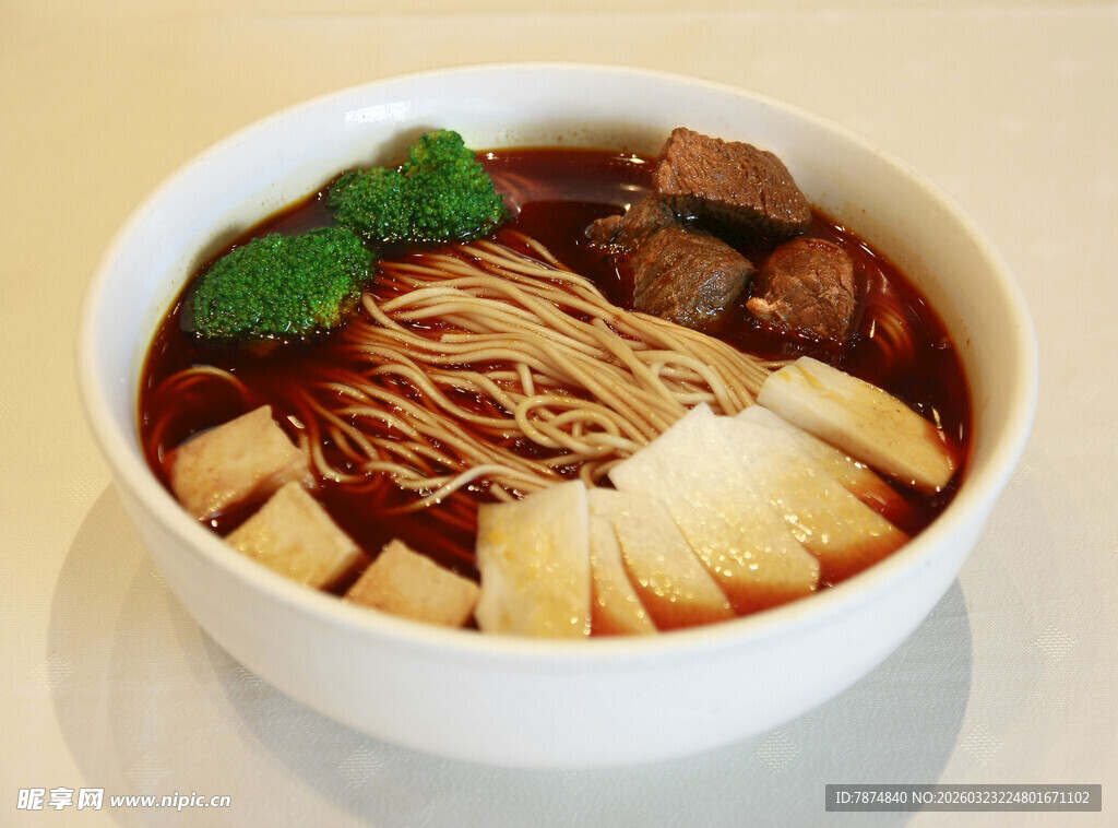 美味牛肉豆腐面条汤