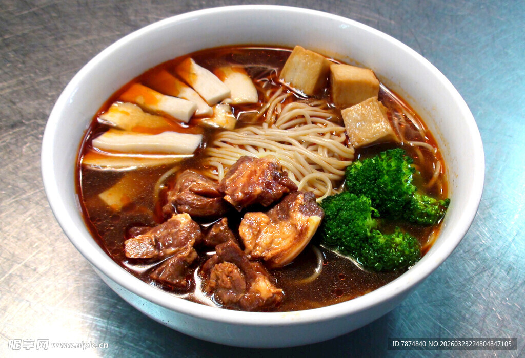 美味牛肉蔬菜拉面