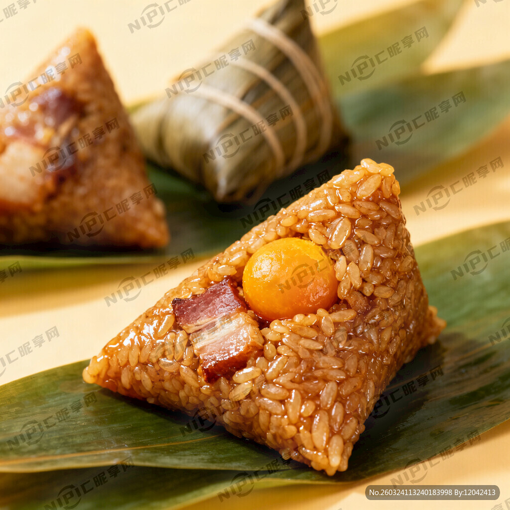 前景为一个充满食欲的咸肉蛋黄粽