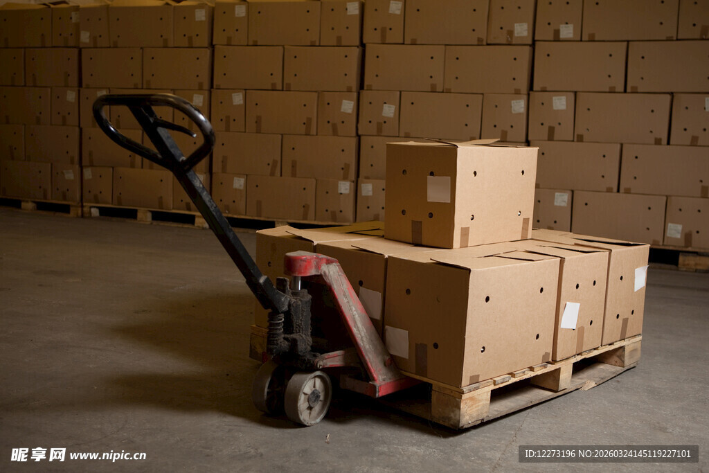 仓库中的手动搬运车与木箱