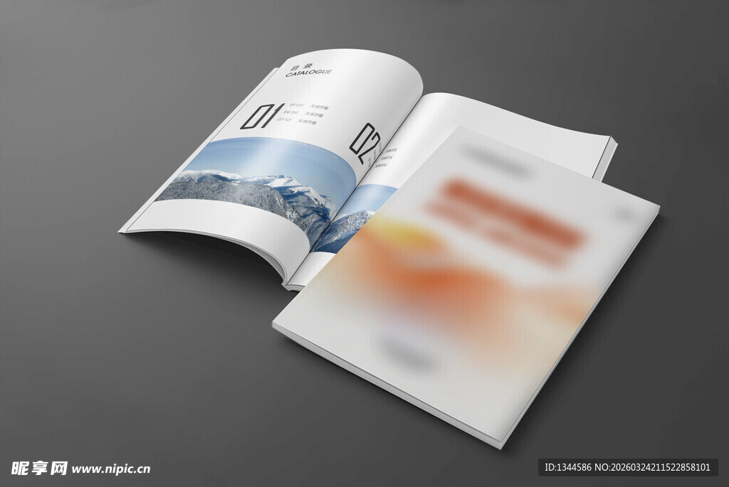 翻开的个性画册展示页