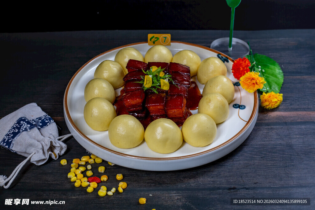 美味红烧肉配精致面点