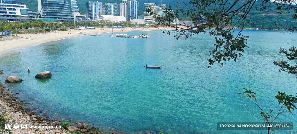 碧海蓝天的美丽海滨景色