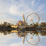 北京石景山游乐园城堡和摩天轮