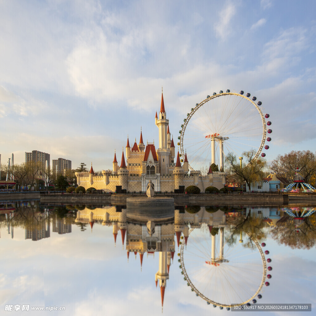 北京石景山游乐园城堡和摩天轮