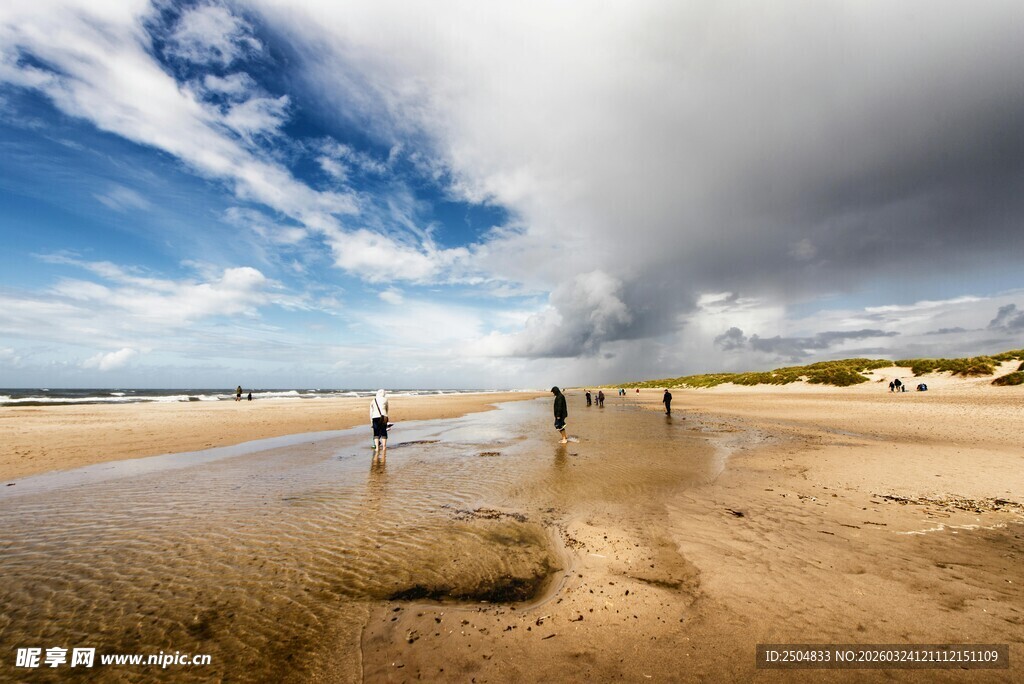 海滩漫步场景