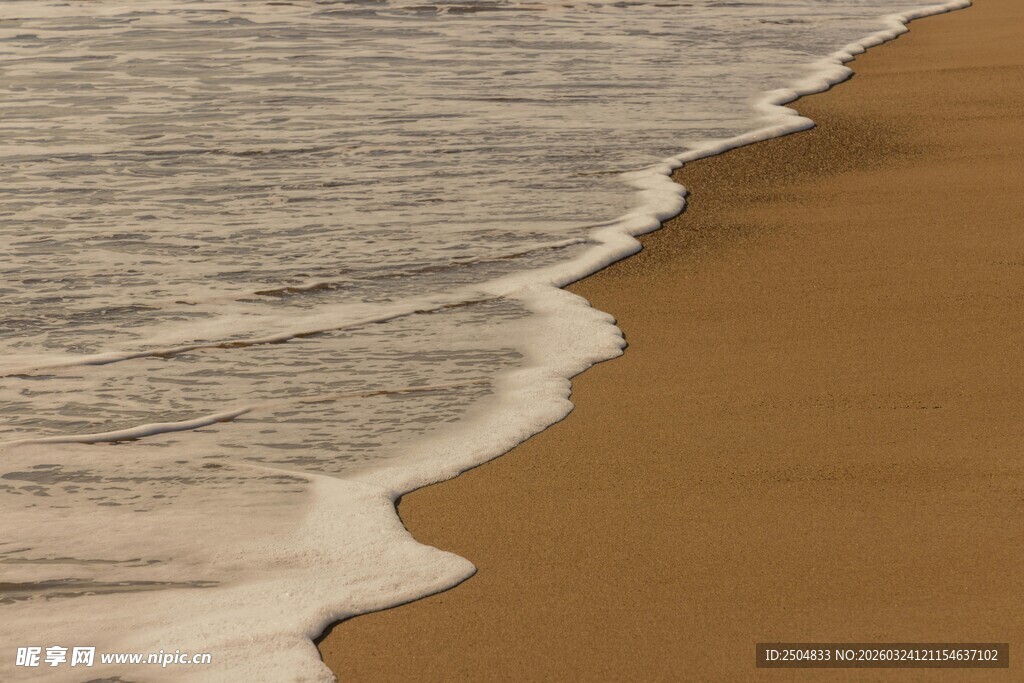 海边沙滩上的白色浪花