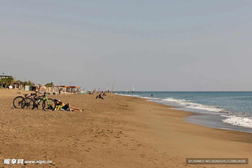 沙滩上的休闲骑行场景