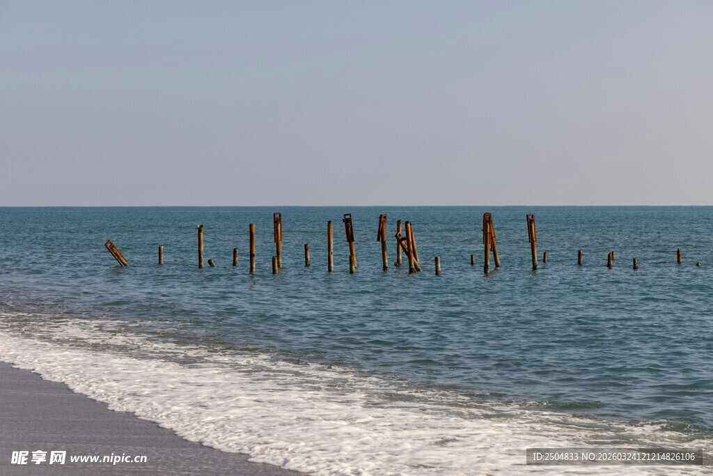 海边残旧木桩与翻涌海浪