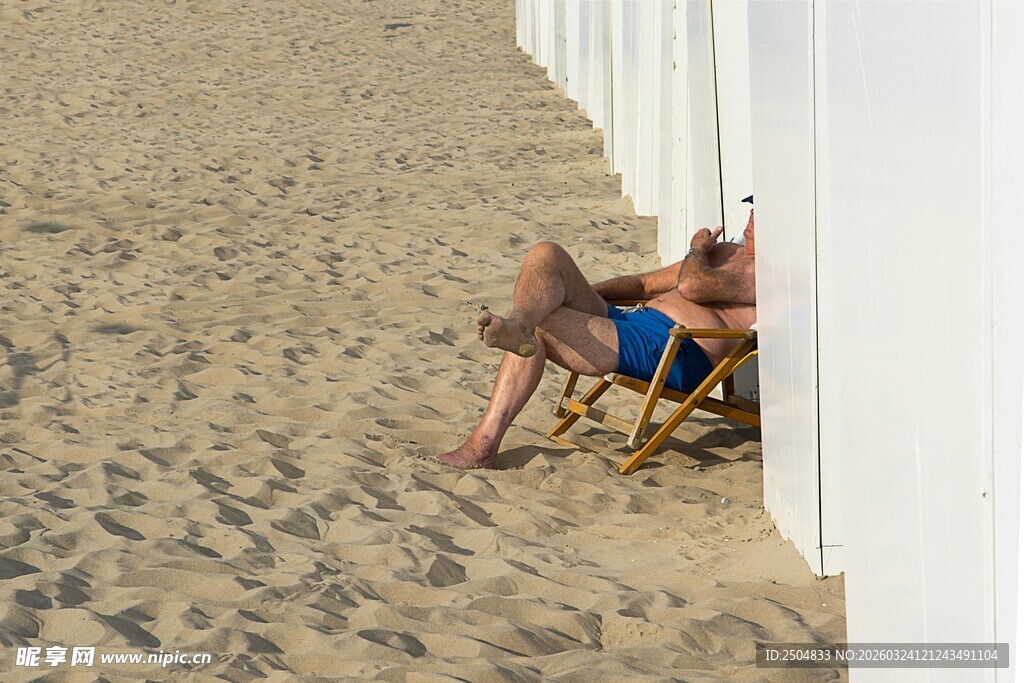 沙滩椅上休憩的人