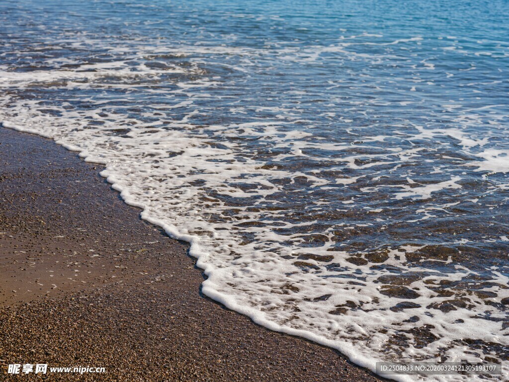 海边沙滩 海浪轻拍岸边