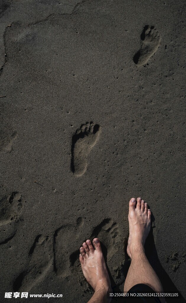 沙滩上的足迹与赤脚