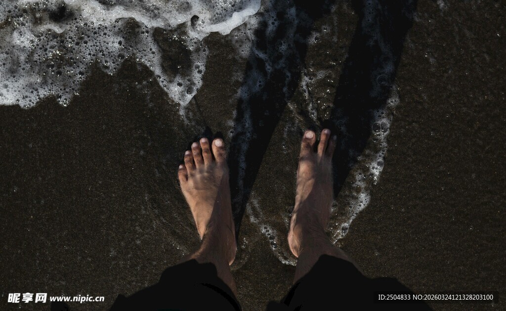 情侣海边踏浪的浪漫瞬间