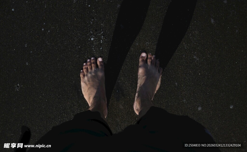 双脚立于地面的孤独身影
