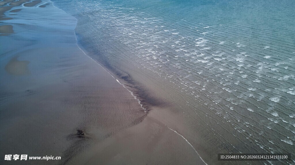 海边沙滩海浪轻拍景象