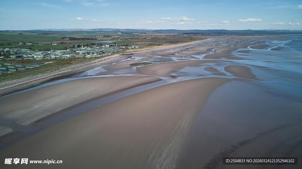 广阔沙滩海岸美丽风光