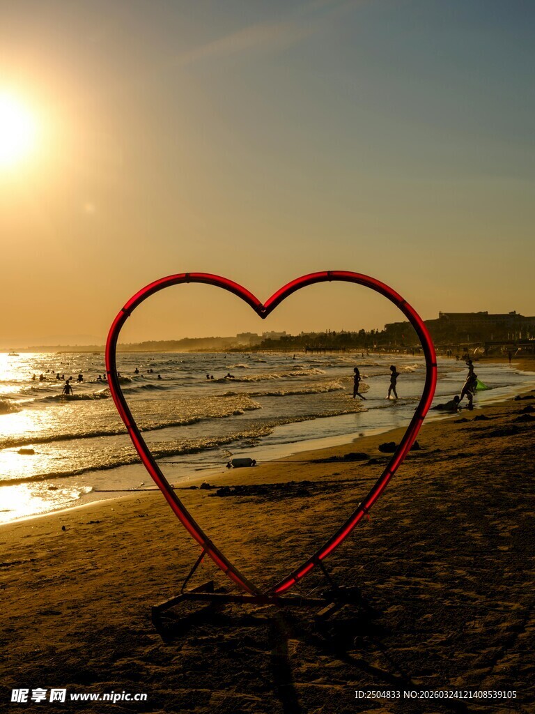 海边夕阳下的心形浪漫景象