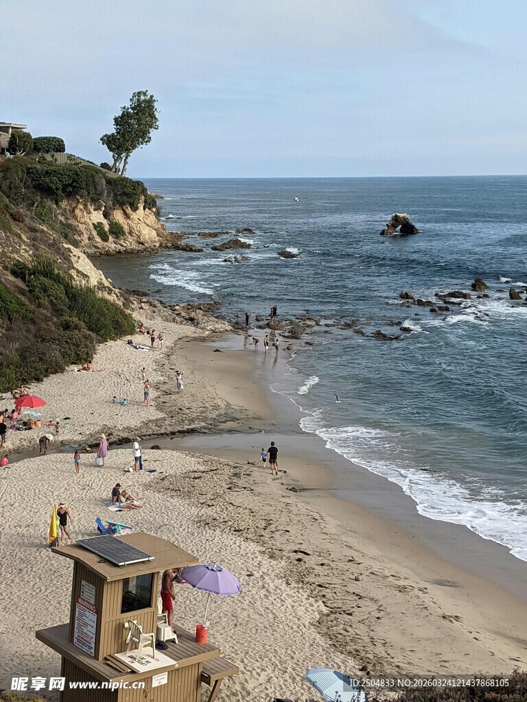 热闹的海滨沙滩场景