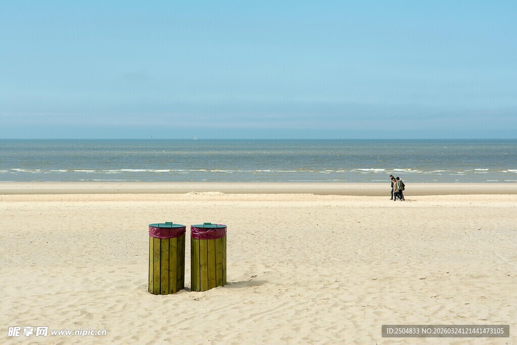 沙滩上的圆柱形物体