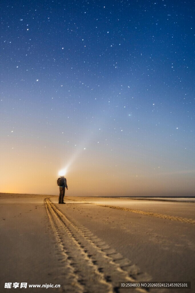 沙滩漫步的孤独身影