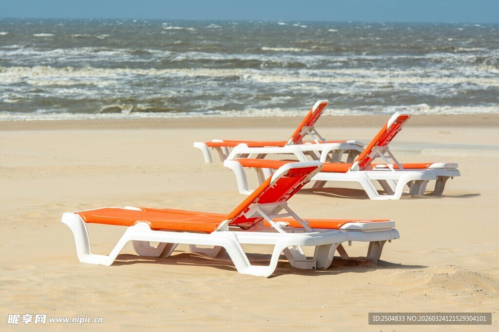 沙滩上的休闲躺椅