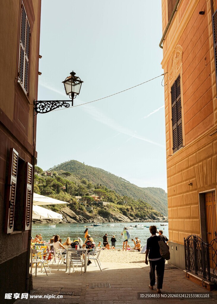 小巷尽头的海滨风光