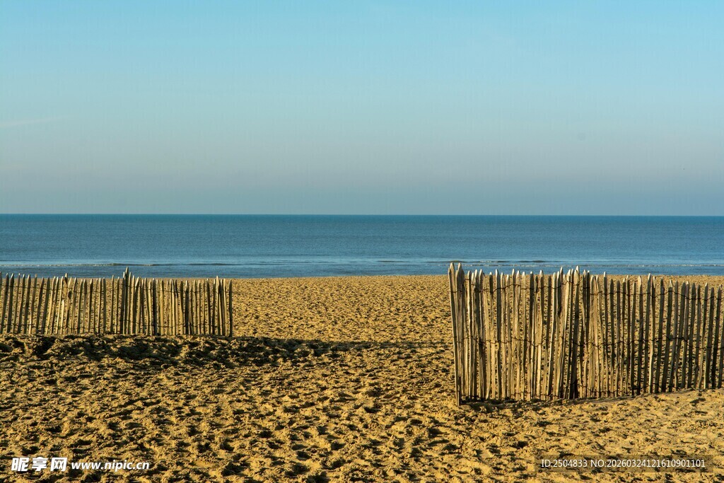 沙滩木栏旁的辽阔海景