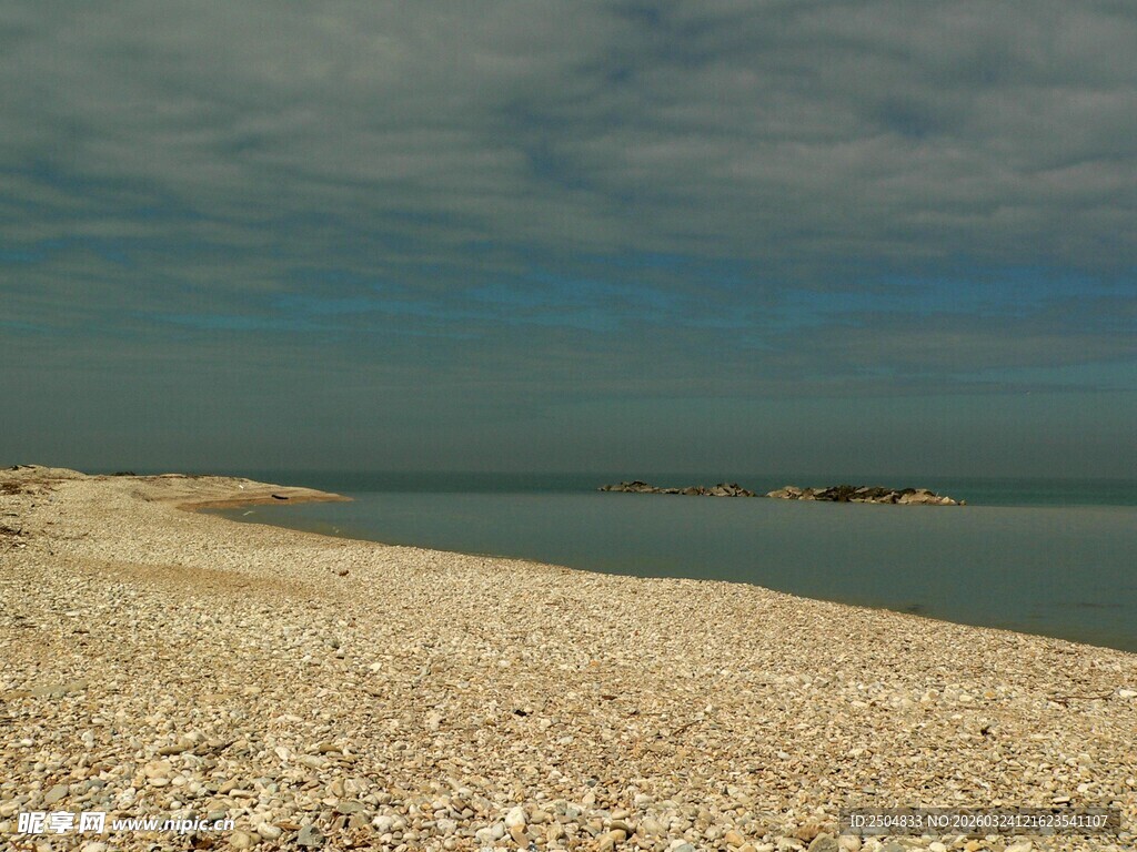 宁静沙滩与远处的辽阔水域