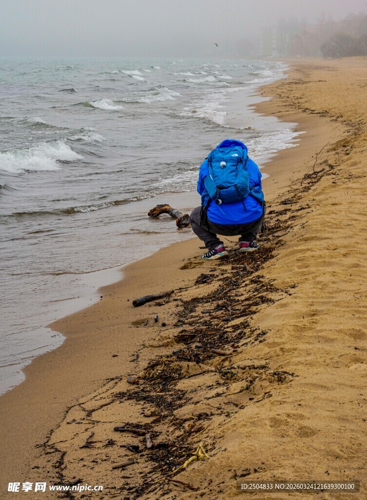 海边背包客的孤独足迹