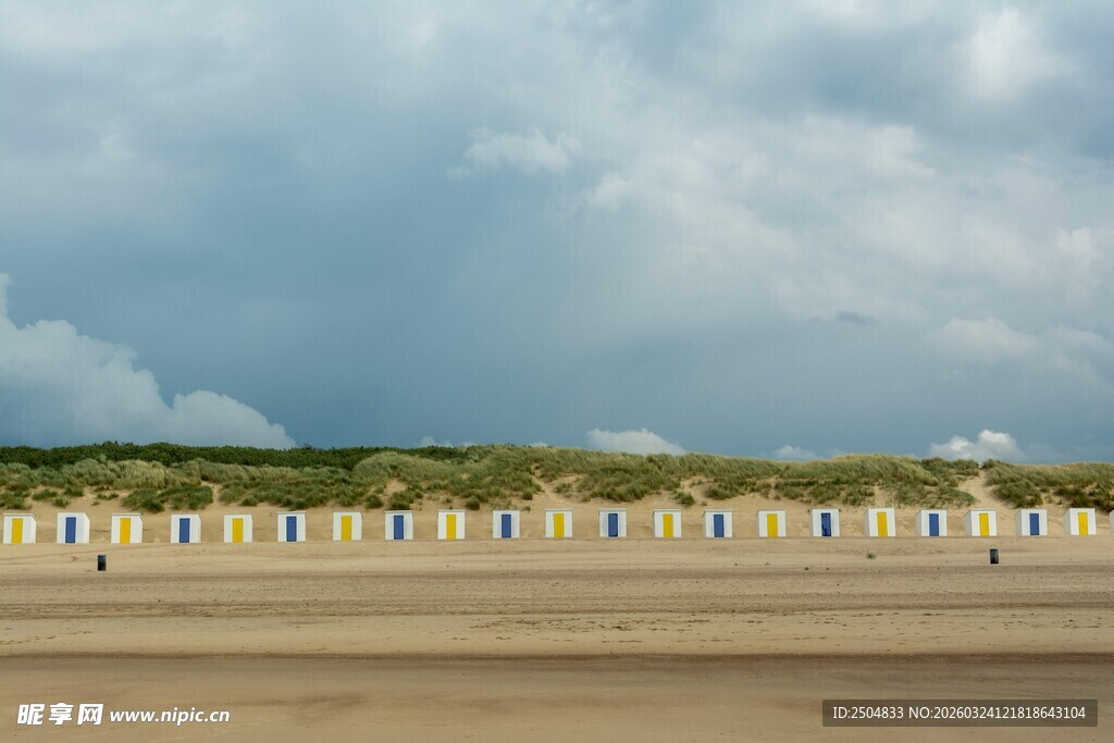 海滩边色彩斑斓 度假小屋