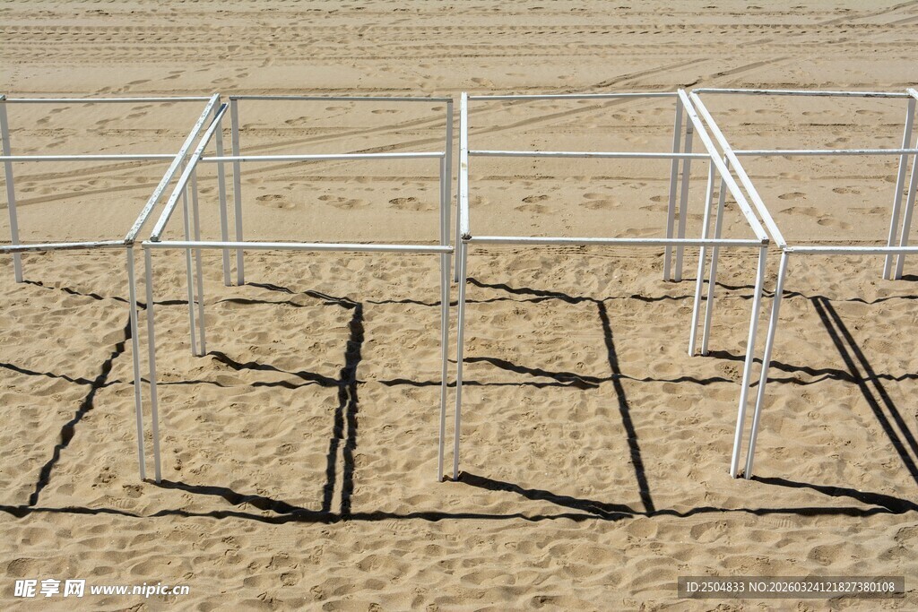 沙滩上的白色金属框架