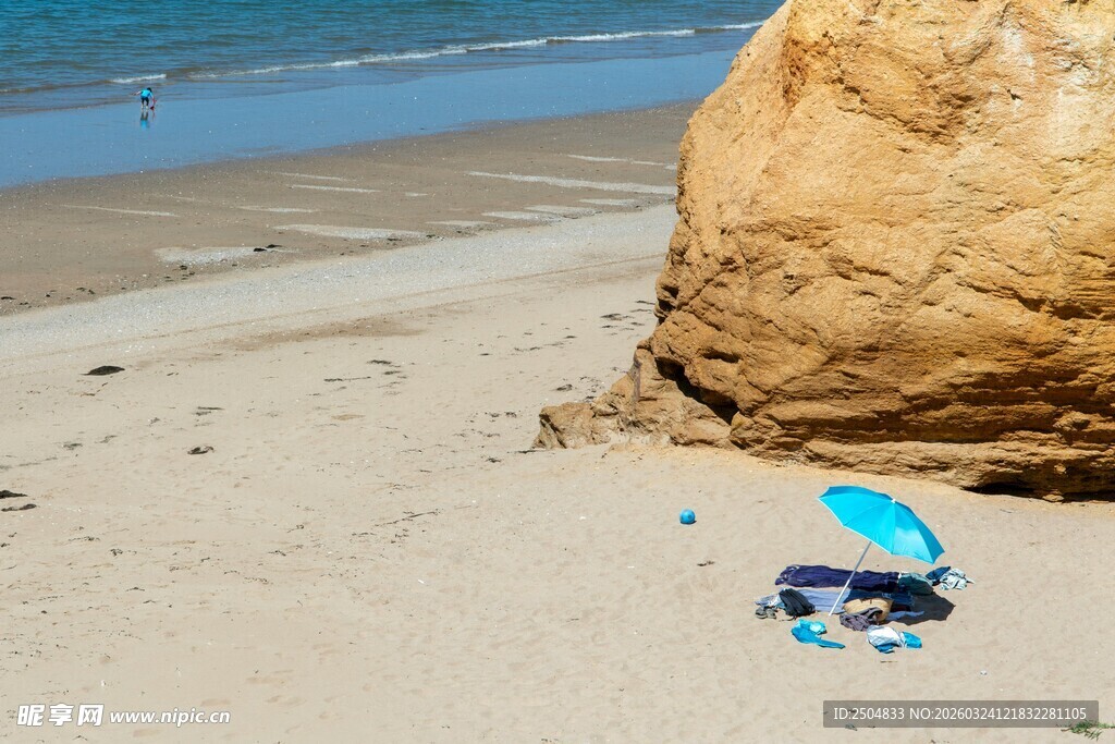 沙滩上的遮阳伞与物品