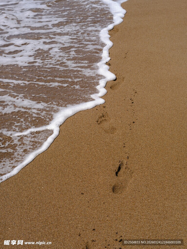 沙滩上的海浪与脚印