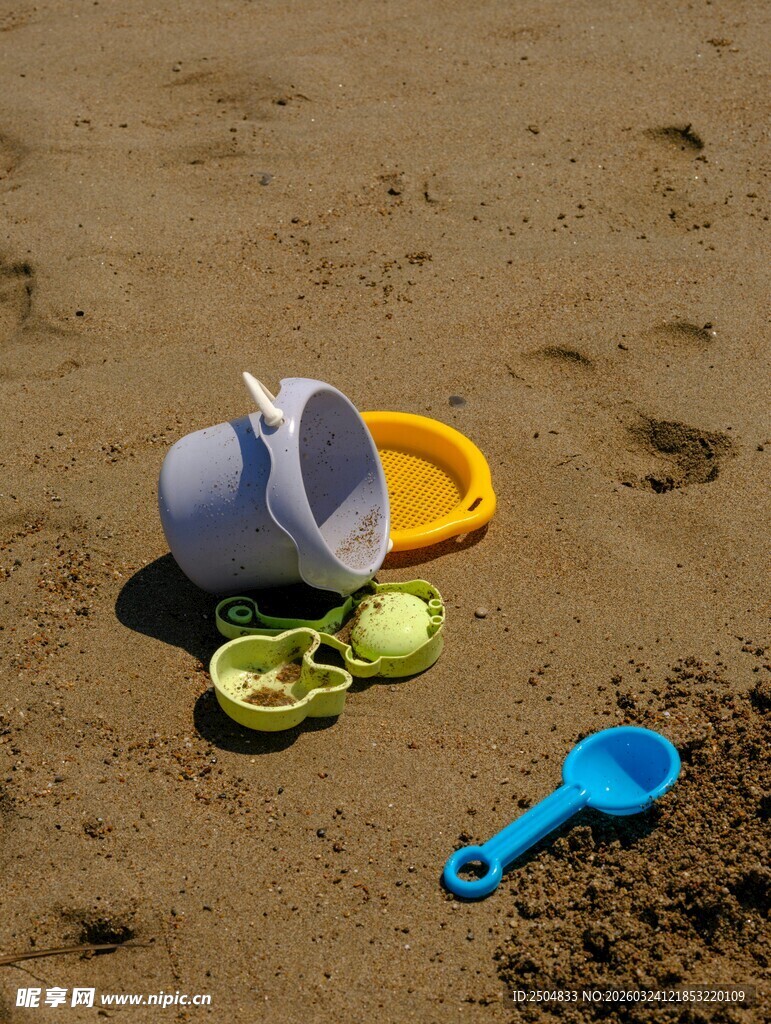 沙滩上的儿童玩具