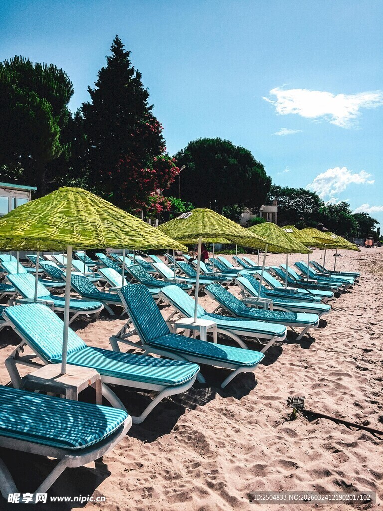 沙滩上的休闲躺椅与遮阳伞