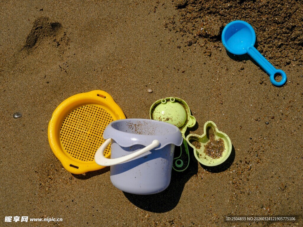 沙滩上的儿童玩沙玩具