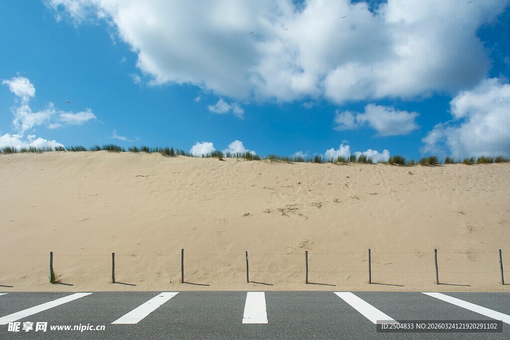 公路尽头的 漠蓝天景观