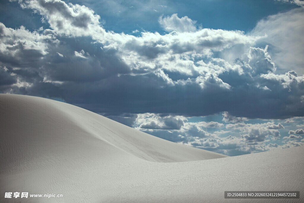 漠上空的壮丽云层景观
