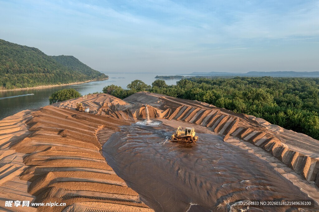 俯瞰屋顶与远处山水风光