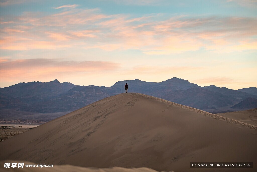  漠之上的孤独身影