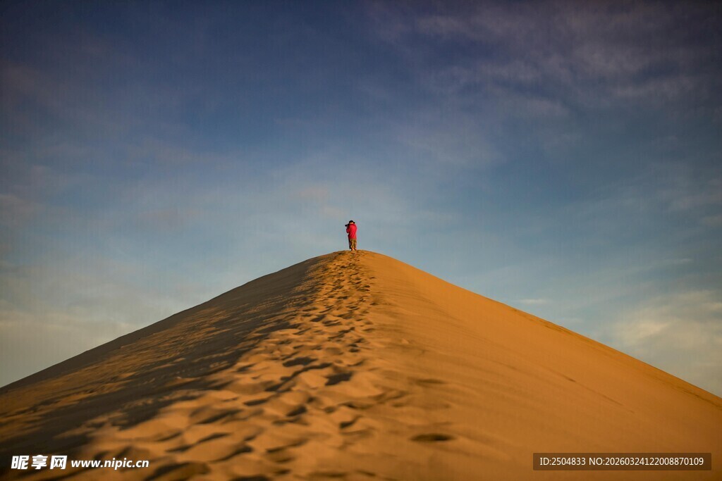  漠之巅的孤独行者