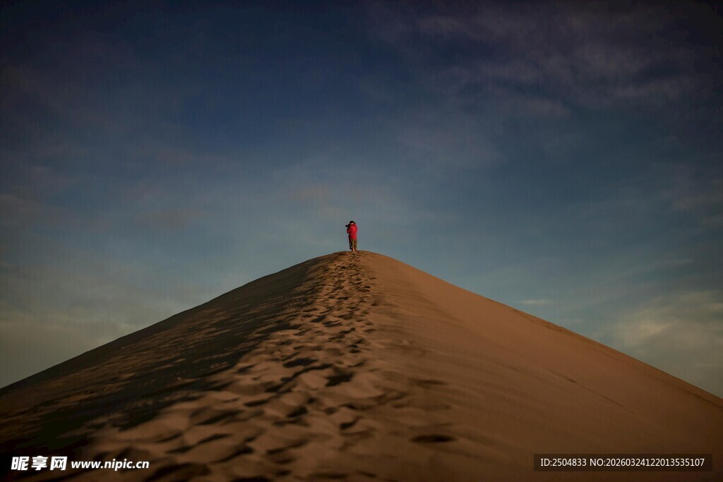  漠之巅的孤独行者