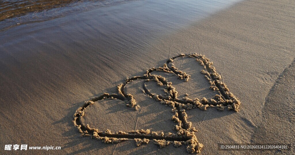 沙滩上的心形浪漫图案